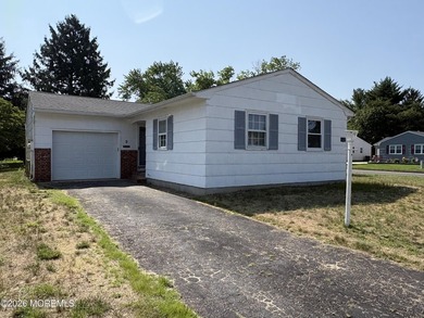 Welcome to this charming Canterbury model located in the - photo 2