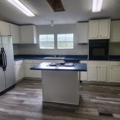 Welcome to this 1,900-square-foot mobile home situated on 5 - photo 5