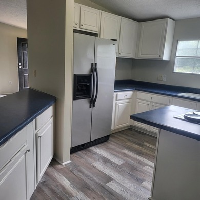 Welcome to this 1,900-square-foot mobile home situated on 5 - photo 9