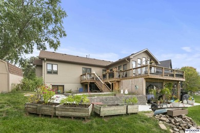 Enjoy lake living at its best with this updated 3-bedroom - photo 3