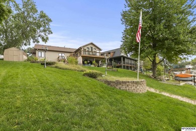 Enjoy lake living at its best with this updated 3-bedroom - photo 4