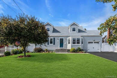 Welcome to this charming and beautifully maintained Cape Cod - photo 1