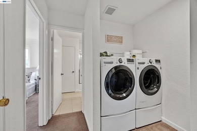 Welcome to this great end-unit townhome offering 2 bedrooms and - photo 18