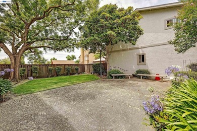 Welcome to this great end-unit townhome offering 2 bedrooms and - photo 25