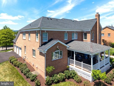 Set within the prestigious gated golf course community of - photo 4