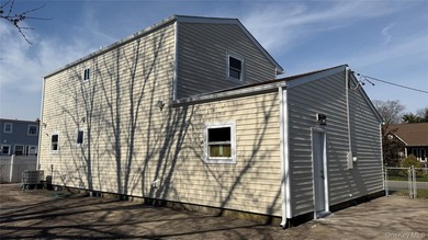 This thoughtfully updated Colonial in the heart of West Babylon - photo 2