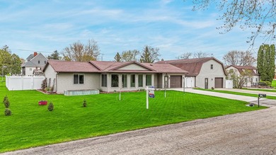 Lake Winneconne Home For Sale in Winneconne Wisconsin