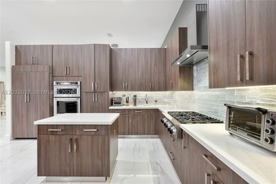 Experience luxury waterfront living in the highly sought-after - photo 18