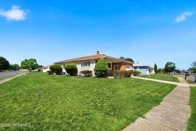 Welcome to this nicely maintained 2-bedroom, 2-bath Lakeview - photo 2