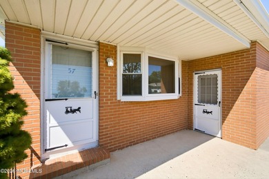 Welcome to this nicely maintained 2-bedroom, 2-bath Lakeview - photo 3