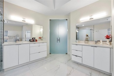 Experience luxury waterfront living in the highly sought-after - photo 27