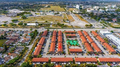Well-located 1-bedroom, 1.5-bath condo in the highly desirable - photo 2