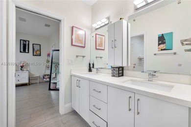 Experience luxury waterfront living in the highly sought-after - photo 33