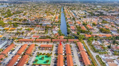 Well-located 1-bedroom, 1.5-bath condo in the highly desirable - photo 4