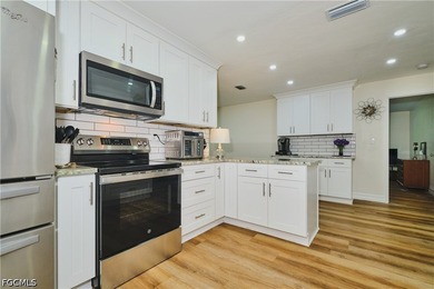 Welcome to this absolutely beautiful 4 bedroom, 3 1/2 bathroom - photo 9