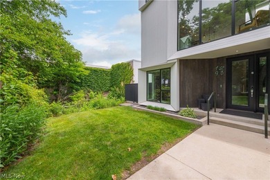 Stunning, impeccably maintained luxury corner townhome in the - photo 3