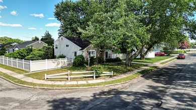 Prime location with endless potential. Situated on a spacious - photo 2