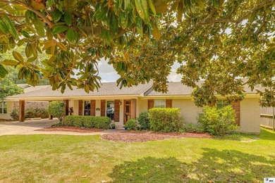 Welcome to this beautifully maintained 4 bedroom, 3 bathroom - photo 3