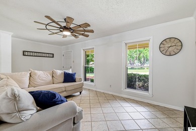 Welcome to this beautifully maintained 4 bedroom, 3 bathroom - photo 4