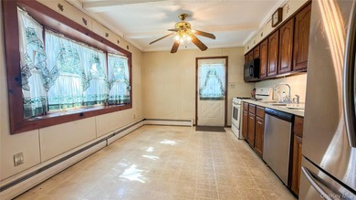 Prime location with endless potential. Situated on a spacious - photo 5