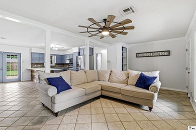 Welcome to this beautifully maintained 4 bedroom, 3 bathroom - photo 7