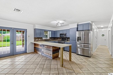 Welcome to this beautifully maintained 4 bedroom, 3 bathroom - photo 8