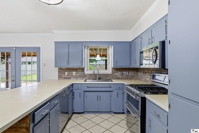 Welcome to this beautifully maintained 4 bedroom, 3 bathroom - photo 10