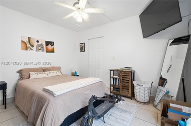 Welcome to this spacious and centrally located 3-bedroom - photo 19