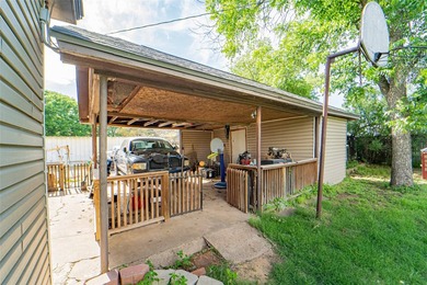 Three bedroom, two bath home located closely to all your - photo 31
