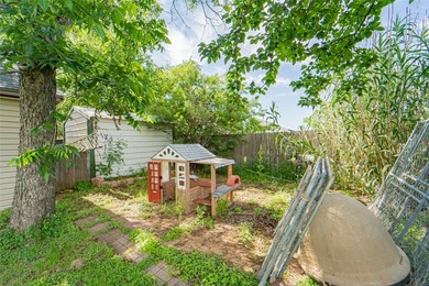 Three bedroom, two bath home located closely to all your - photo 33
