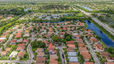 Step into luxury in this highly renovated 4-bedroom, 2.5-bath - photo 38