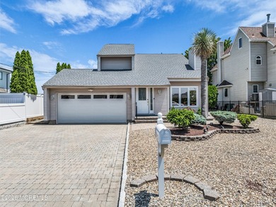 Welcome to the sought-after Cherry Quay waterfront community - photo 1