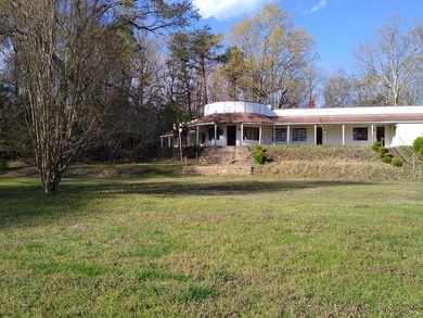 A fixer upper with loads of potential in the quaint town of - photo 3