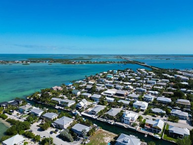 3-bedroom, 2-bath waterfront stilted home offers the perfect - photo 4