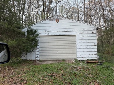 A fixer upper with loads of potential in the quaint town of - photo 8
