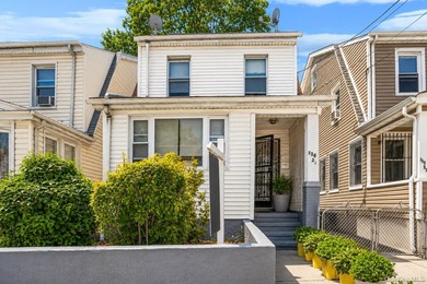 Beautifully maintained and thoughtfully designed, this detached - photo 2