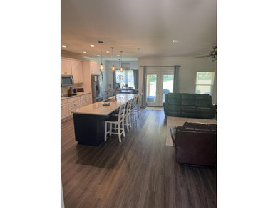 Spacious and beautifully appointed 4-bedroom, 2.5-bath home in - photo 11