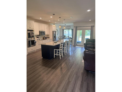 Spacious and beautifully appointed 4-bedroom, 2.5-bath home in - photo 12