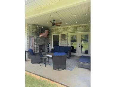 Spacious and beautifully appointed 4-bedroom, 2.5-bath home in - photo 22