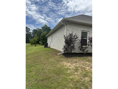Spacious and beautifully appointed 4-bedroom, 2.5-bath home in - photo 24