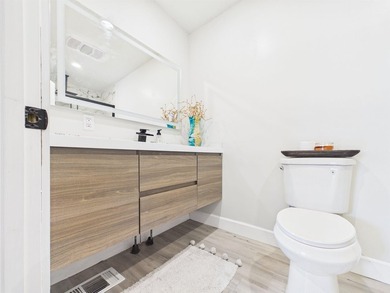 Recently remodeled 2 or 3-bedroom, 2-bath home situated on 0.33 - photo 25
