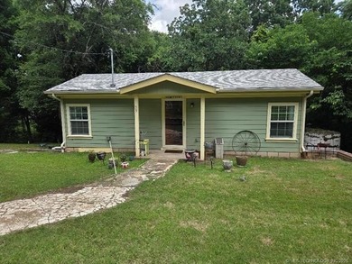 Darling 2BD/1BA home with nice sized rooms, kitchen with quartz - photo 1