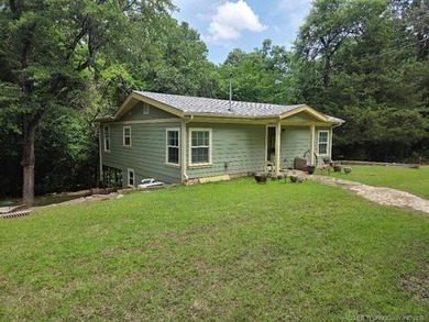 Darling 2BD/1BA home with nice sized rooms, kitchen with quartz - photo 2