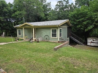 Darling 2BD/1BA home with nice sized rooms, kitchen with quartz - photo 4