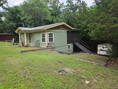 Darling 2BD/1BA home with nice sized rooms, kitchen with quartz - photo 5