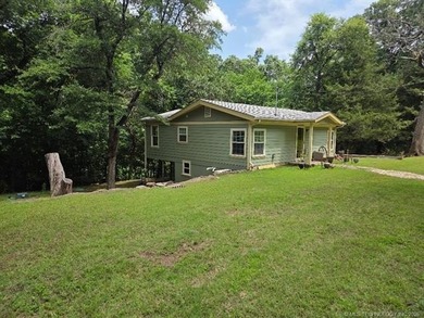Darling 2BD/1BA home with nice sized rooms, kitchen with quartz - photo 6