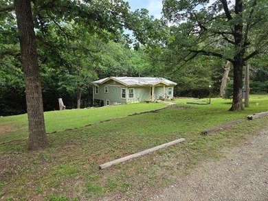Darling 2BD/1BA home with nice sized rooms, kitchen with quartz - photo 8