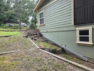 Darling 2BD/1BA home with nice sized rooms, kitchen with quartz - photo 9
