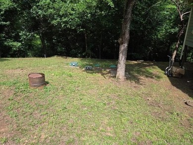 Darling 2BD/1BA home with nice sized rooms, kitchen with quartz - photo 10