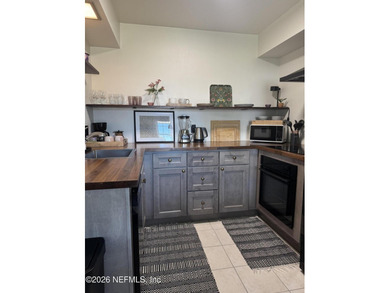 Wonderful remodeled second floor 1 bed 1 bathroom located in one - photo 22